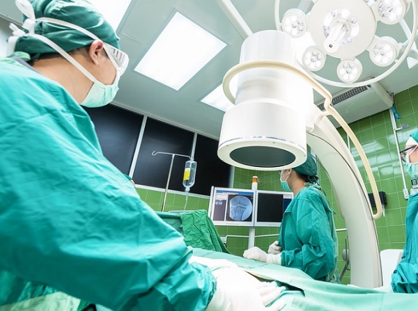 Plasztikai sebészet - A pajzsmirigy-műtét új eljárása csak minimális nyomot hagy 