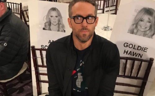 Ryan Reynolds kissé beégette a feleségét