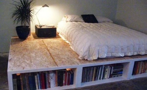 Dobogós megoldás: az ágy alatt könyvek is bőven elférnek