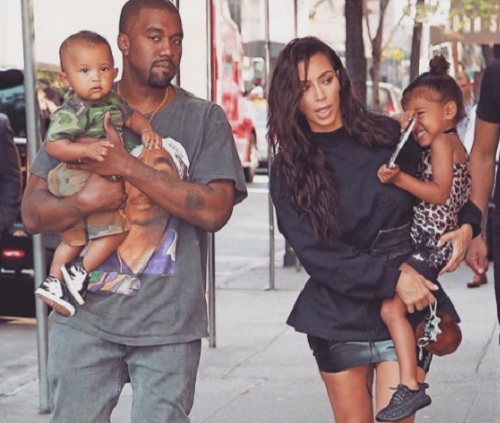 Kanye West és Kim Kardashian a kicsikkel - hamarosan öten lesznek