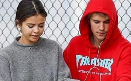 Csók! Justin Bieber és Selena Gomez 