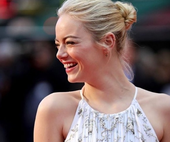 Emma Stone boldognak tűnik kapcsolatában