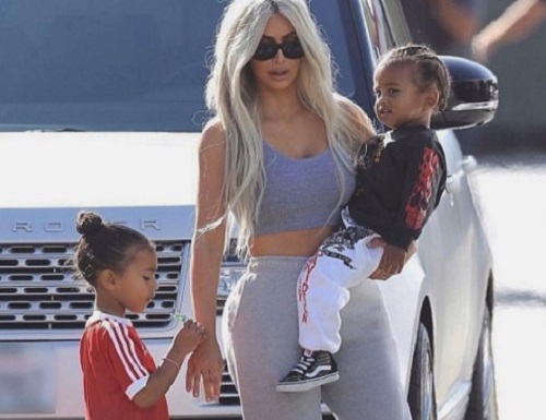 Kim Kardashian lányukkal és fiukkal, North-al és Saint-el