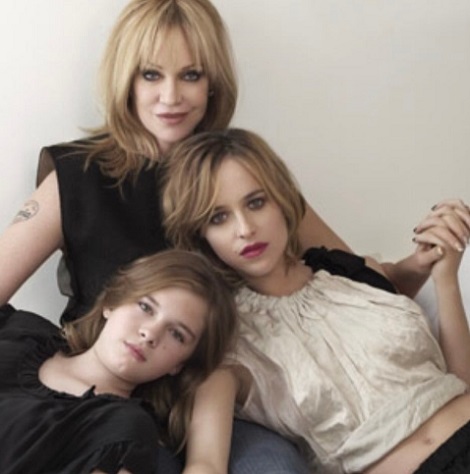 Melanie Griffith és lányai, Stella Banderas és Dakota Johnson (jobbra)