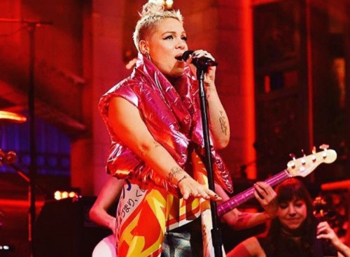 Pink szerint ő és Christina Aguilera egyaránt fiatalok és bohók voltak
