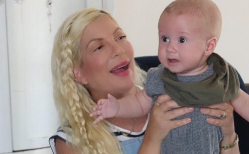 Tori Spelling hatodik gyermeket akar