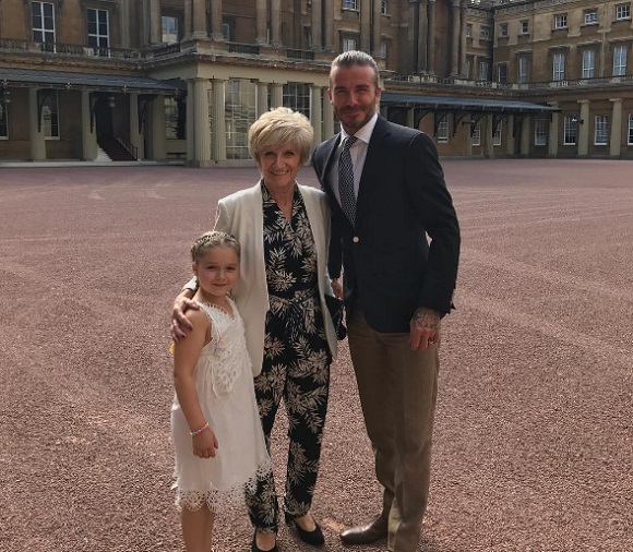 Teadélután: Harper, David Beckham és édesanyja a Buckingham-palota előtt