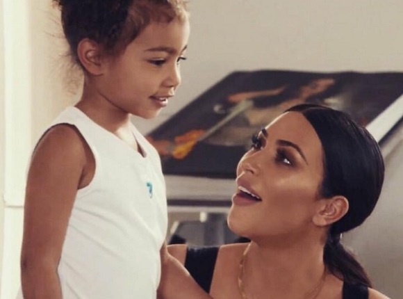 Kim Kardashian a lányával, North-al - béranyát fogad az újabb babához