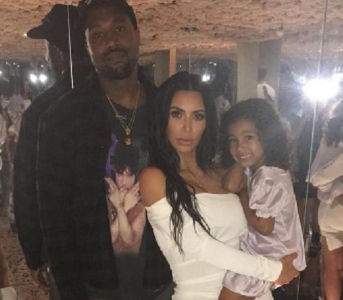 Kanye West és Kim Kardashian lányukkal, North-szal