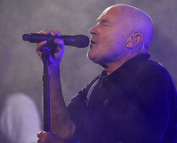 Phil Collins elesett és beverte a fejét