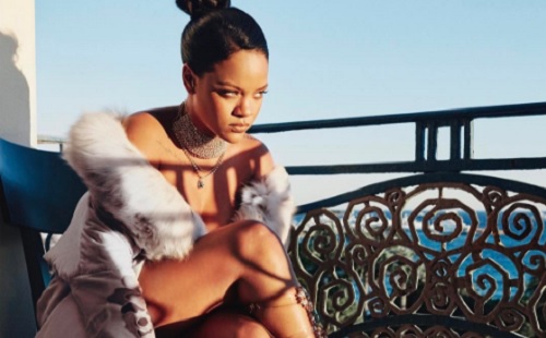 Rihanna rejtélyes férfival jelent meg