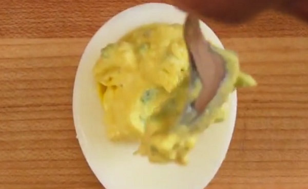 A félbevágott tojásokat megtöltjük a majonézes mixszel