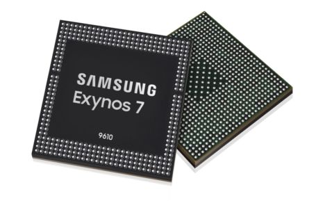 A Samsung Exynos 7 9610-es szériájába tartozó processzor hajtja a Galaxy A8 és A8+ készülékeket, és a közelmúltban bemutatkozott az utód, vagyis az Exynos 7 Series 9610-es CPU-család. Ez 10 nanométeres FinFET feldolgozó technológián alapszik, nyolc magja közül pedig négy Cortex A73-as, négy pedig Cortex A53-as.  Az új processzor lehetővé teszi, hogy az arra alkalmas kameramodul segítségével Full HD, azaz 1080p felbontásban rögzítsünk lassított felvételeket akár 480 másodpercenkénti képkockaszám mellett. Ilyet eddig egyetlen architektúrán sem lehetett csinálni.  A másik fontos része az új Exynos 7-eseknek a mesterséges intelligencia funkciók, melyek például a képfeldolgozó egységet ruházzák fel extra tulajdonságokkal. A mély tanulás és a képfeldolgozás egy neurális háló motort használ arra, hogy intelligens, pontos és megbízható módon kezelje az arcfeloldást. Nem számít, hogy sapka, sál, haj vagy arcszőrzet takarja a felhasználó arcának egy részét, a rendszer képes lesz kiküszöbölni az efféle zavaró tényezőket.  Szintén a mesterséges intelligencia számlájára lesz írható a kamera fókuszálásának továbbfejlődése is, tehát a megfelelő fókuszpont kiválasztásával mindig tökéletesen éles és kontrasztos képek születhetnek. Emellett az MI tesz majd azért is, hogy a zajszűrő algoritmusokkal és intelligens fényerő-beállításokkal az alacsony fényviszonyok között készült fotók is kiváló minőséget képviselhessenek.  A Samsung a hírek szerint valamikor 2018 második felében fogja megkezdeni az Exynos 7 Series 9610 processzorok tömeggyártását, így nyár végén vagy ősz elején fognak várhatóan feltűnni az első okostelefonok és táblagépek ezzel az architektúrával.  -W-