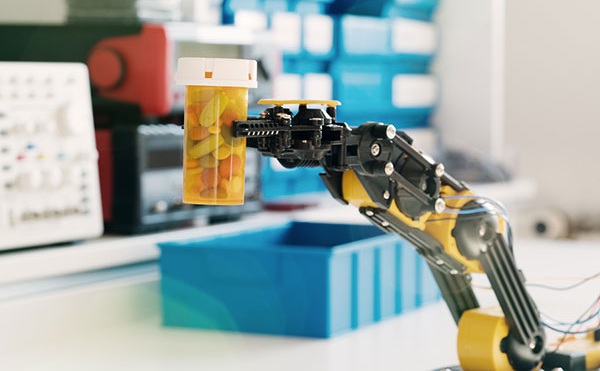 T&ouml;bb robotot kell K&iacute;n&aacute;nak &eacute;p&iacute;tenie, hogy fel&uuml;lm&uacute;lja riv&aacute;lisait