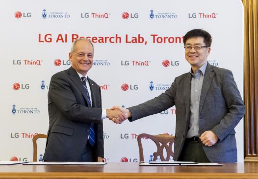 Az LG és a torontói egyetem képviselője az LG kanadai mesterséges intelligencia központjában