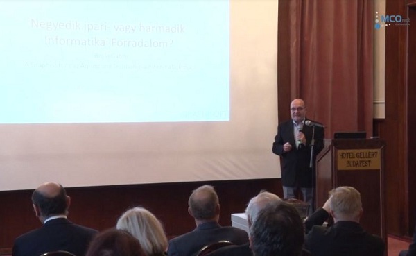 Információs és informatikai forradalom zajlik