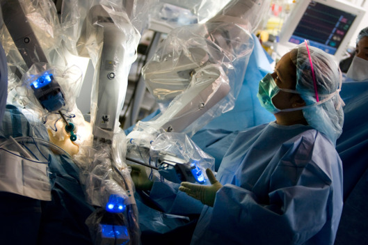 A magyarok közel fele befeküdne olyan műtétre, amelyet robot vezet