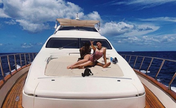 Kylie Jenner és Travis Scott egy yachton pihent