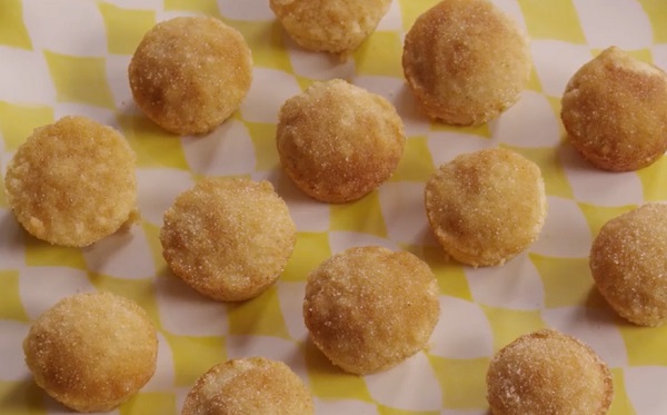 A muffinokat mártsuk margarinba és fahéjas cukorba