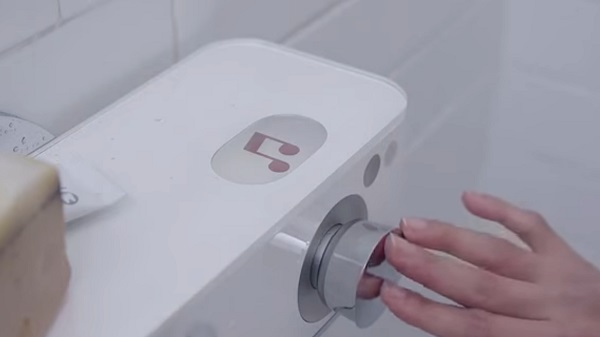 Az okos zuhanyz&oacute;ban kedvenc zen&eacute;inket is hallgathatjuk