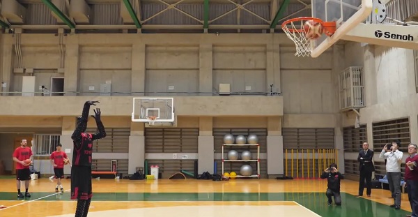 A robotkosaras mesters&eacute;ges intelligencia haszn&aacute;lat&aacute;val j&aacute;tszik - &eacute;s nyer