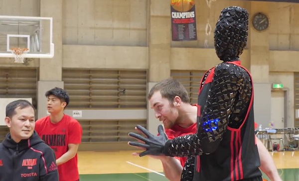 Folyamatosan tan&iacute;tj&aacute;k a robotkosarast, hogy m&eacute;g pontosabban c&eacute;lozzon