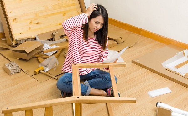 IKEA b&uacute;tort szerel &ouml;ssze egy robot