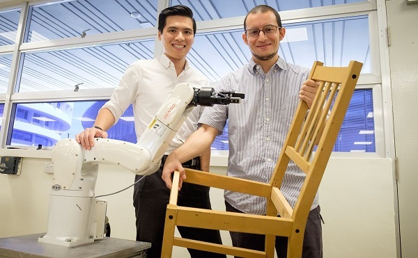 IKEA b&uacute;tort szerel &ouml;ssze egy robot