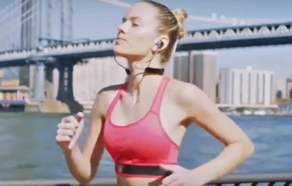 A mesters&eacute;ges intelligenci&aacute;t haszn&aacute;l&oacute; fejhallgat&oacute; sokszoros &eacute;lm&eacute;nyt ny&uacute;jt