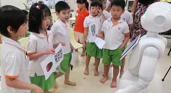 Kínai gyerekek ismerkednek a robottal