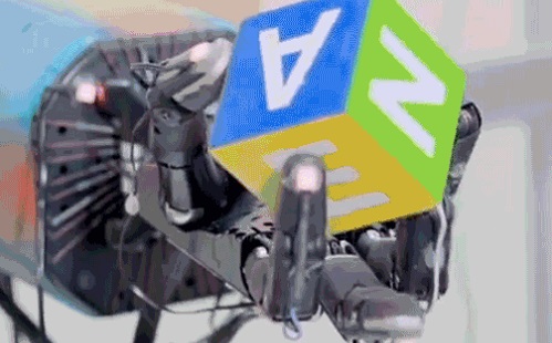 Egyre ügyesebb: kockát forgat a mesterséges intelligencia robot