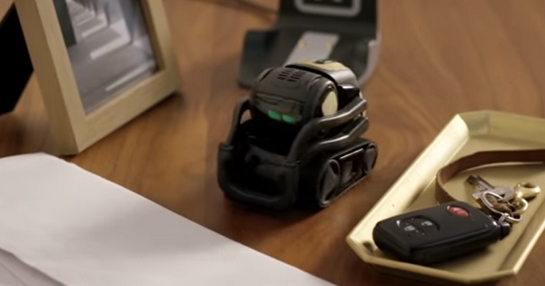 A mesterséges intelligencia vezérelt robot megjegyzi a tárgyak helyét