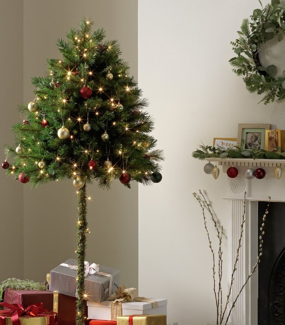 Így fest a feldíszített fél karácsonyfa