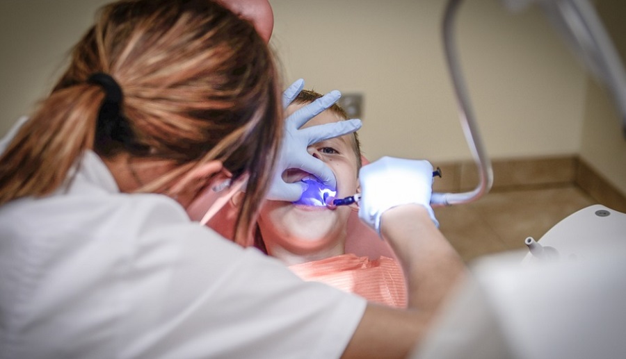 A komolyabb fogászati kezelések gyerekeknél a fogszuvasodás elhanyagolására utalnak 