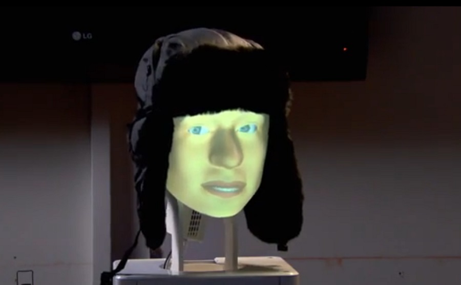 A Furhat c&eacute;g robotfej&eacute;nek maszkj&aacute;t meg lehet v&aacute;ltoztatni, de a szem&eacute;lyis&eacute;g is v&aacute;ltozik