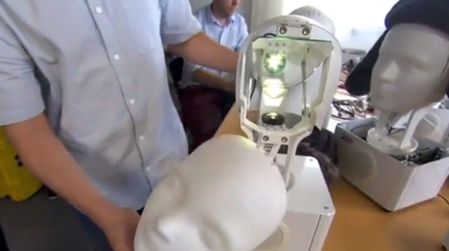 Így fest a maszk nélkül a mesterséges intelligencia robotfej