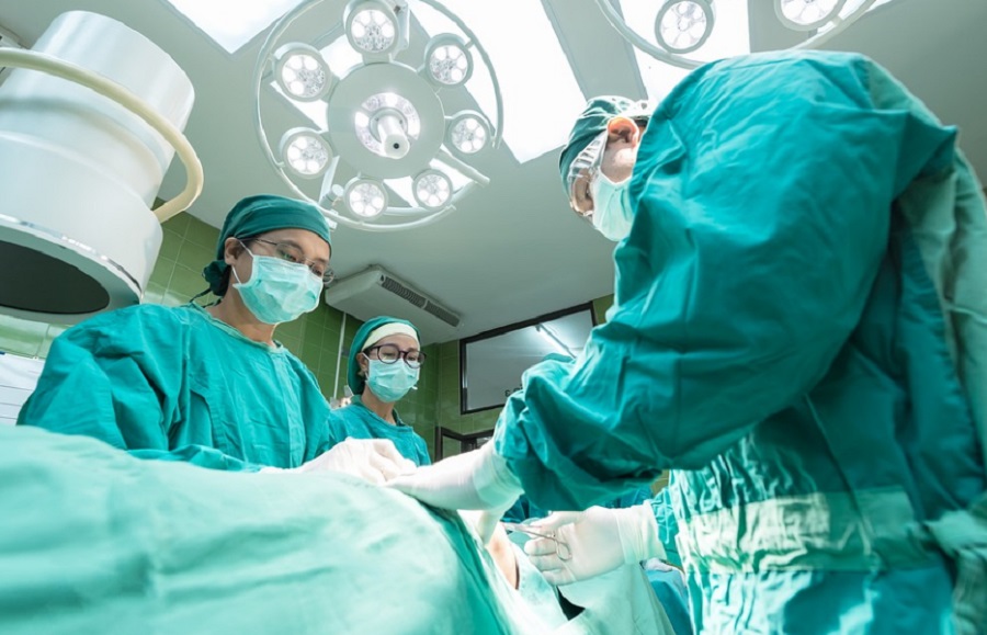 T&eacute;rd- &eacute;s gerincműt&eacute;tek v&eacute;gz&eacute;s&eacute;ben ny&uacute;jt nagy seg&iacute;ts&eacute;get a mesters&eacute;ges intelligencia szimul&aacute;tor