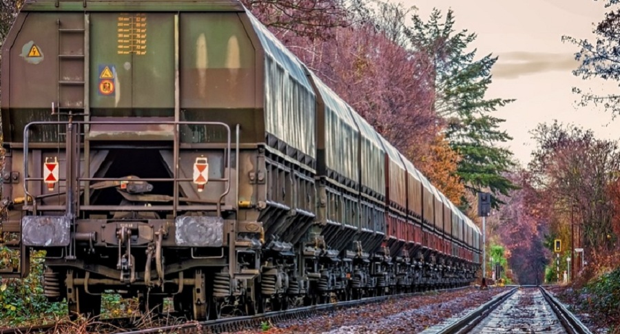 Mesters&eacute;ges intelligencia robot vizsg&aacute;ln&aacute; &aacute;t a vas&uacute;ti kocsikat Indi&aacute;ban a k&ouml;zelj&ouml;vőben