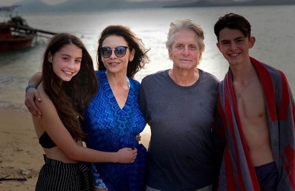 Catherine Zeta-Jones és Michael Douglas a gyermekeikkel