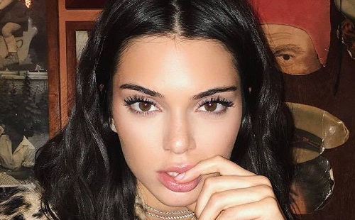 Kendall Jenner ledobta a textilt