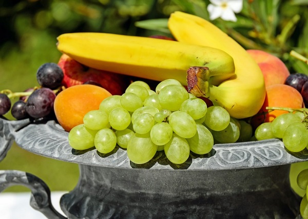 A gyümölcsöket és zöldségeket kezdettől kínálni kell a gyerekeknek