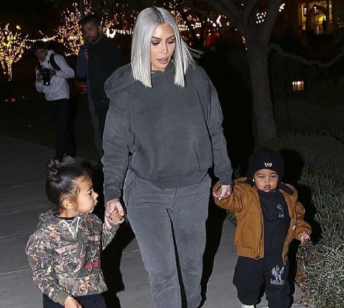 Kim Kardashian a gyermekeivel - beköltözhettek régóta renovált házukba