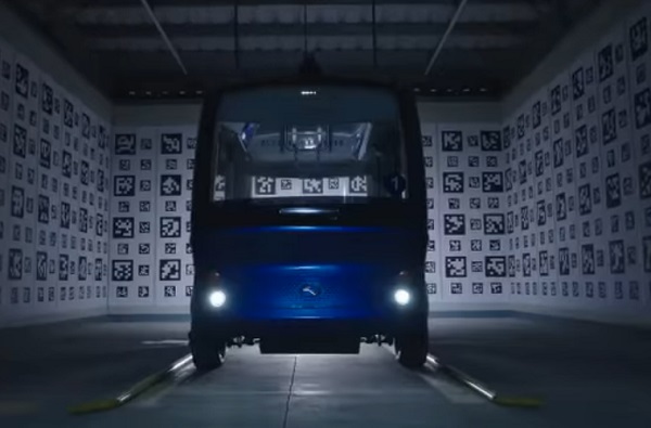 Egy kiállított önjáró busz a kínai gyárban 