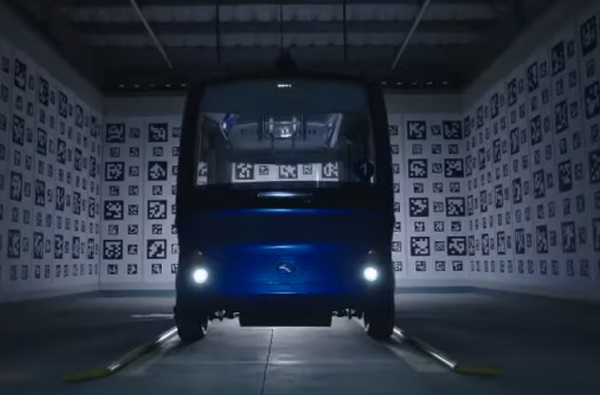 Egy kiállított önjáró busz a kínai gyárban