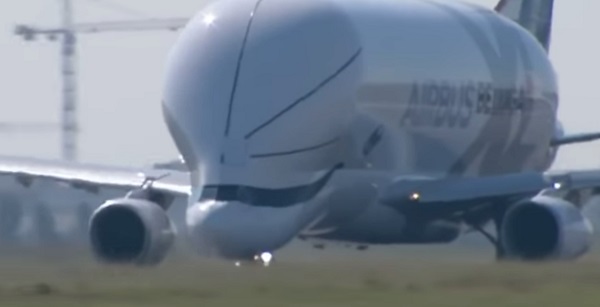 Kifutópályán az új BelugaXL Airbus