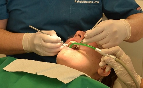 Implantátumot készített a robot fogorvos