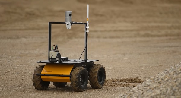 A kism&eacute;retű robot előre felt&eacute;rk&eacute;pezi a potenci&aacute;lisan vesz&eacute;lyes terepet