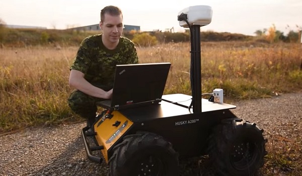 Katonai célra tanítják a mesterséges intelligenciával működő robotot