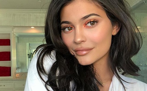 Kylie Jenner senkinek sem válaszol