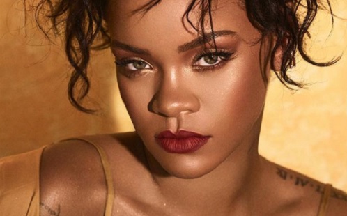 Sztártrükk: ezzel kezeli Rihanna a szemöldökét